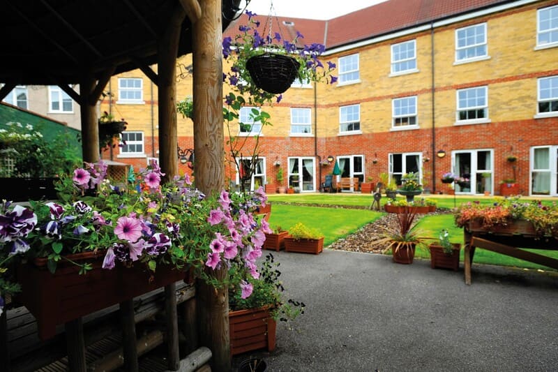 Cedars-Care-Home-garden